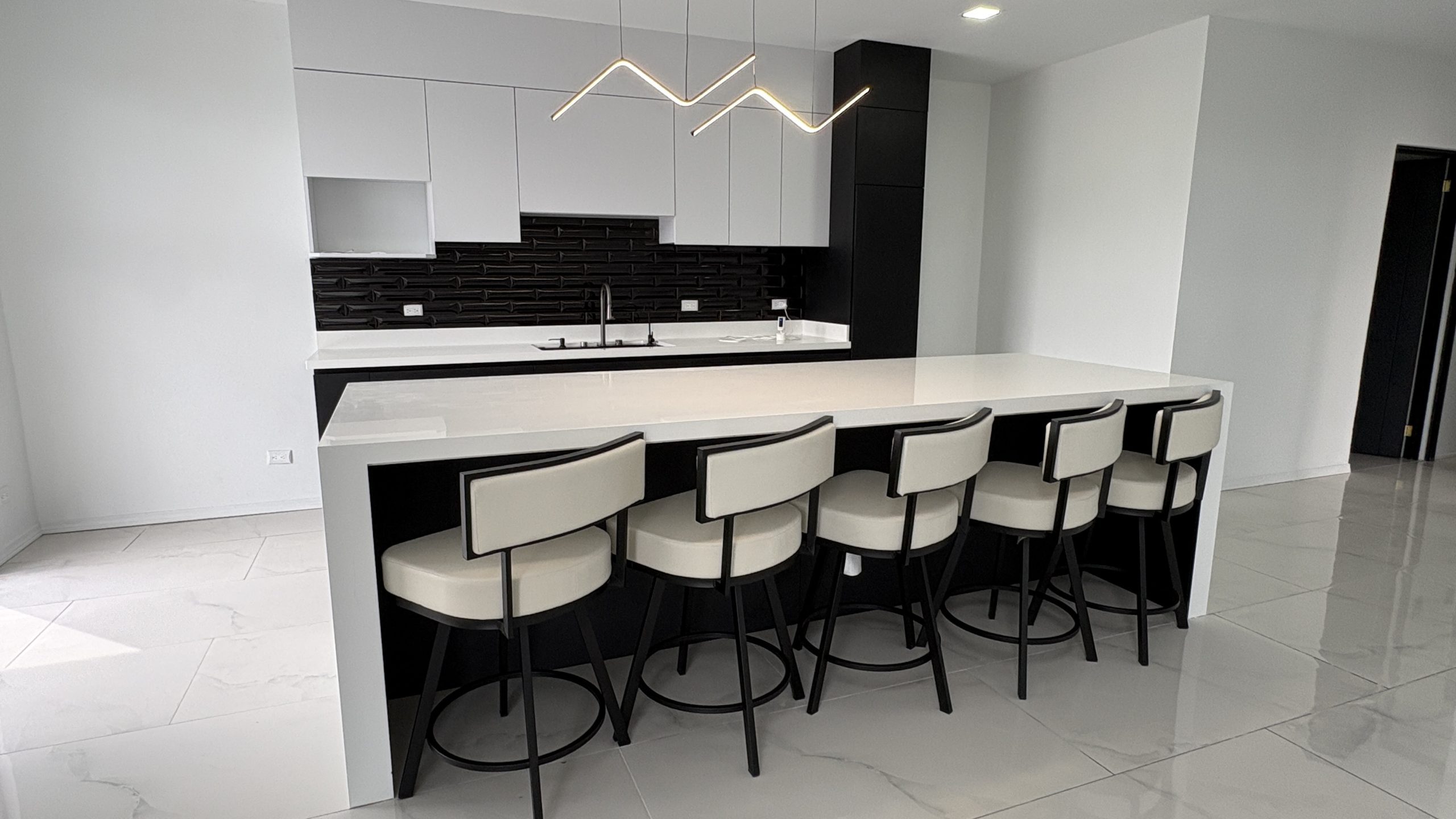 Luxury Turnkey Home with Stunning Mountain Views - Image 2