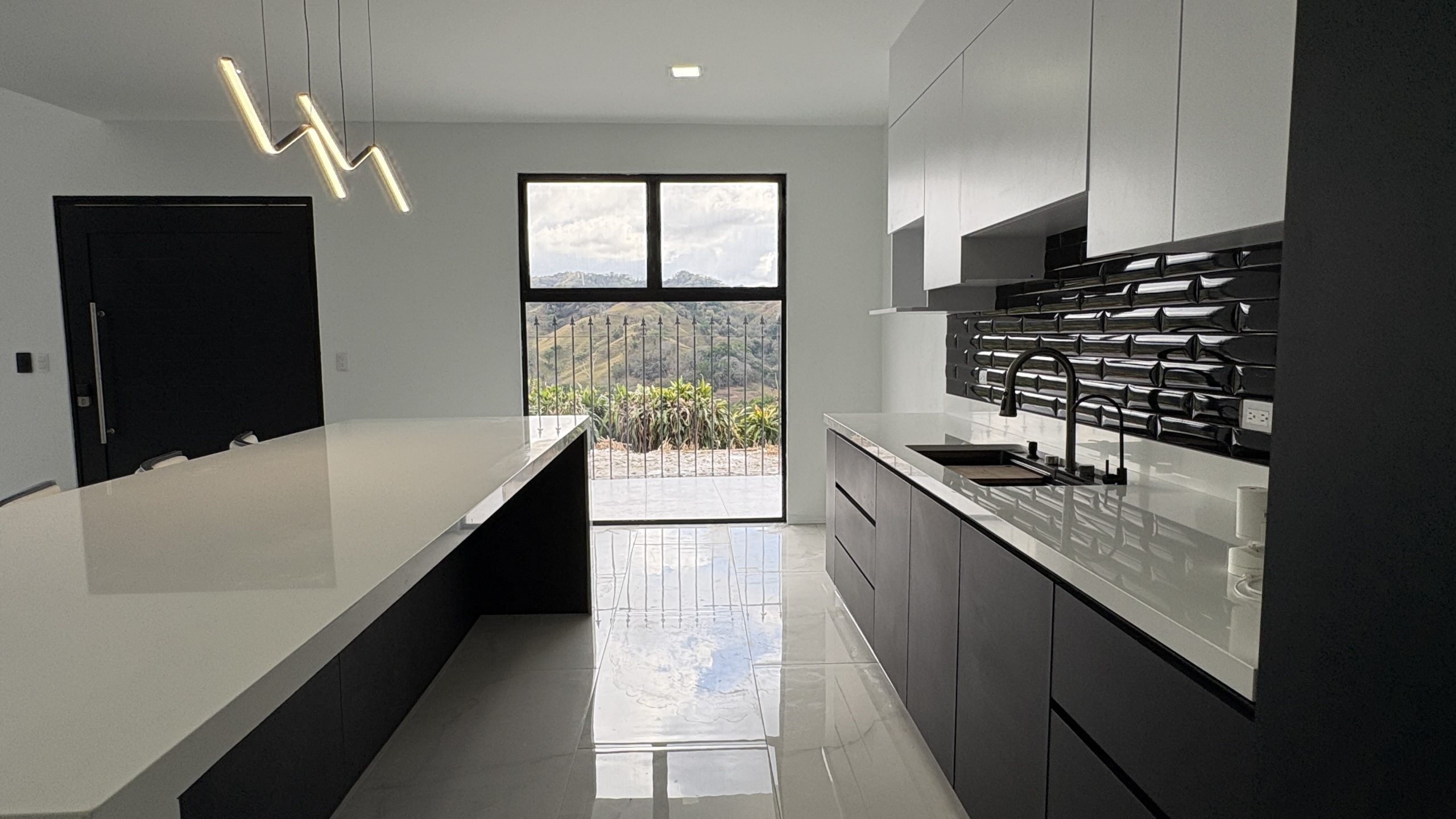 Luxury Turnkey Home with Stunning Mountain Views - Image 4